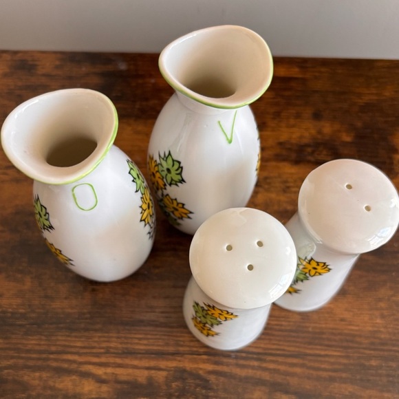 Vintage| 70s Floral Salt & Pepper and Oil & Vinegar Ceramic Dining Set Decor - Picture 5 of 5